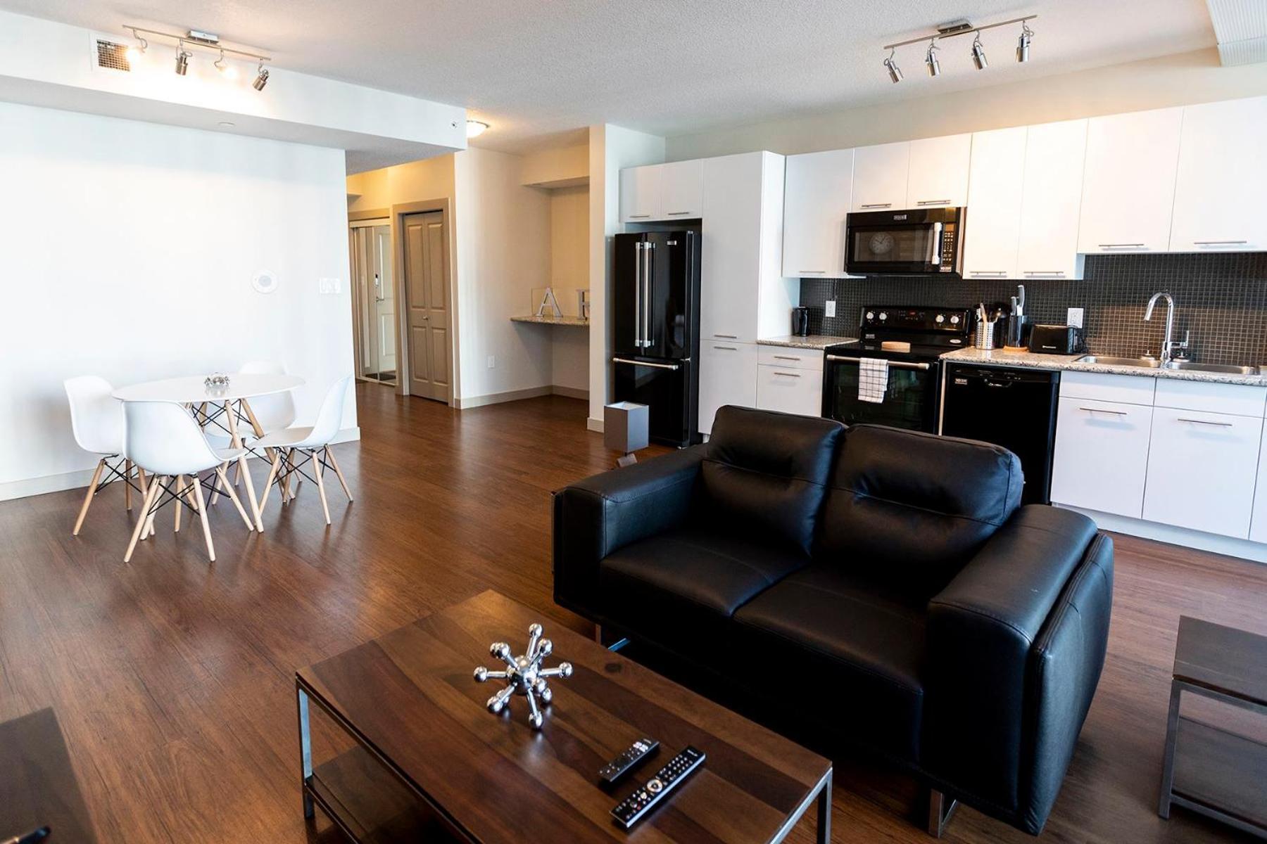 Mayfair Luxe Suites Premium By Corporate Stays Edmonton Exteriör bild