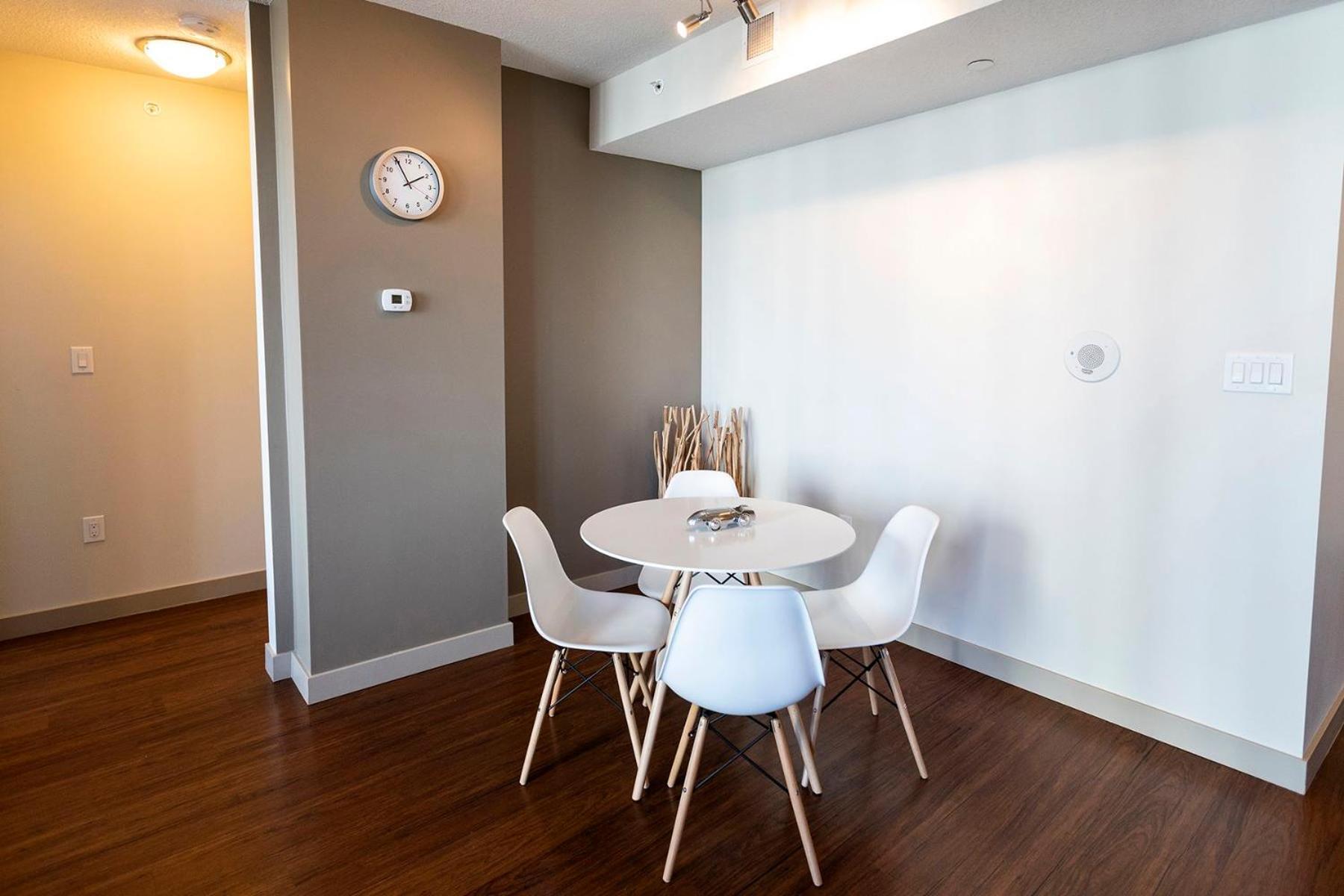 Mayfair Luxe Suites Premium By Corporate Stays Edmonton Exteriör bild