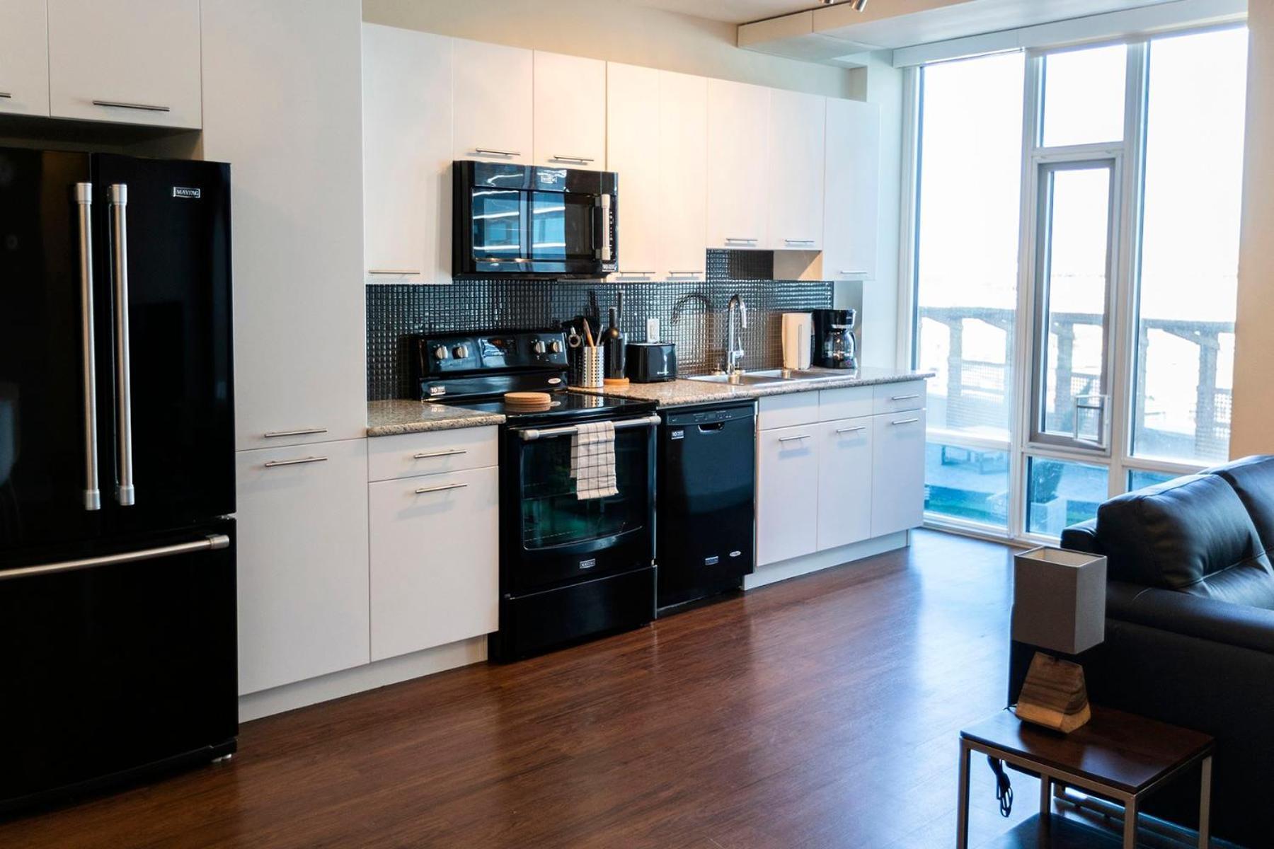 Mayfair Luxe Suites Premium By Corporate Stays Edmonton Exteriör bild