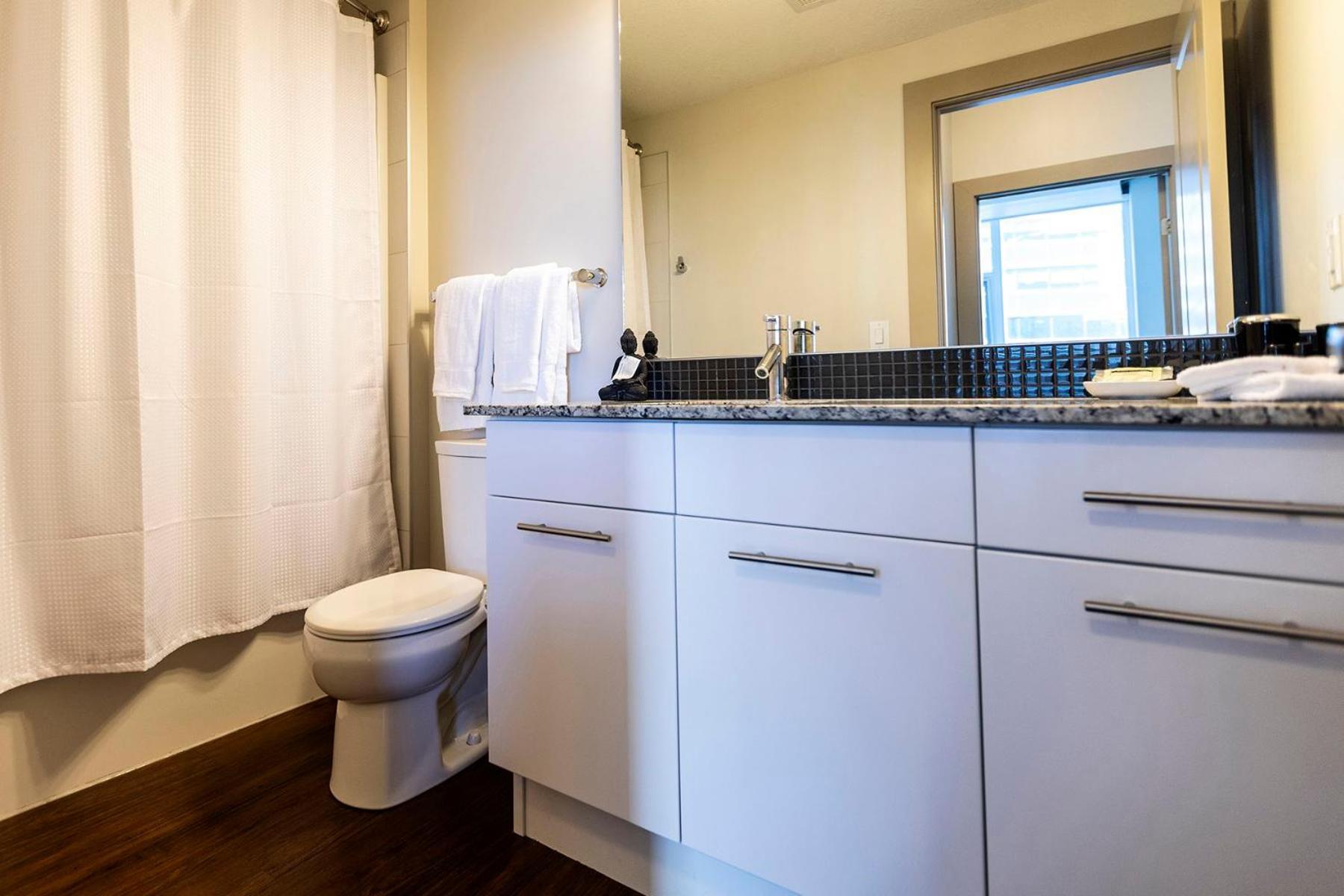 Mayfair Luxe Suites Premium By Corporate Stays Edmonton Exteriör bild