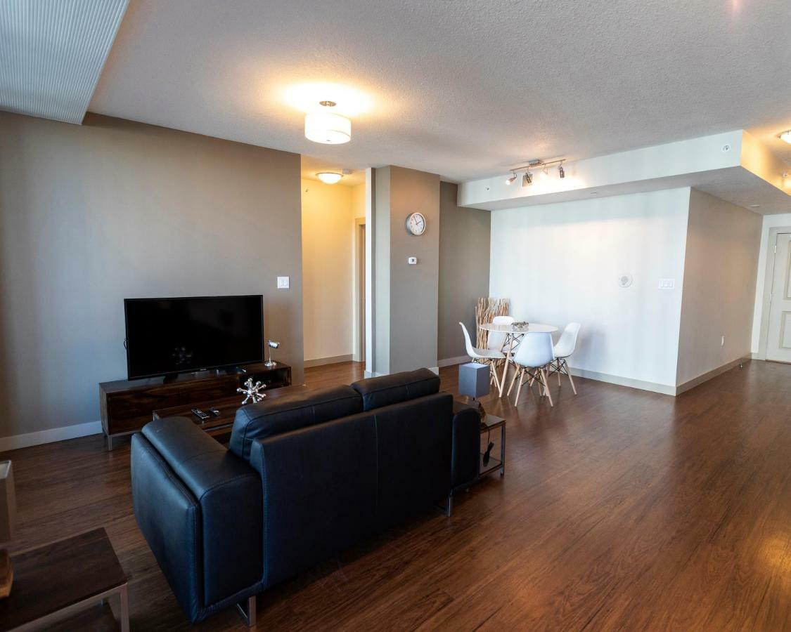 Mayfair Luxe Suites Premium By Corporate Stays Edmonton Exteriör bild